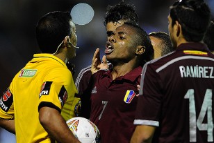 Los jugadores de Venezuela dicièndole de todo al árbitro boliviano.