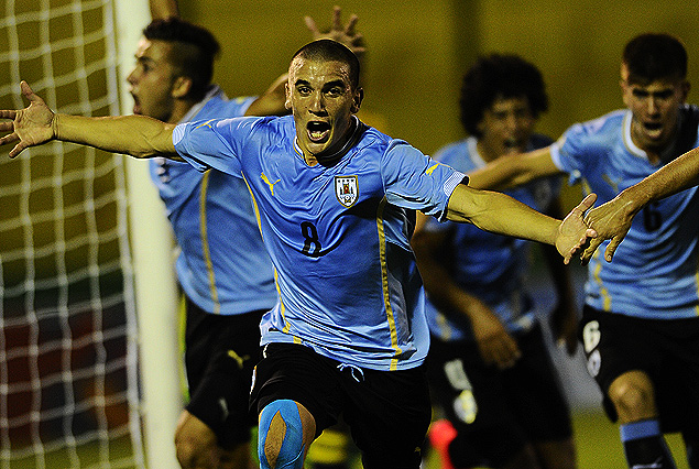 Mauro Arambarri se llena la boca de gol. Uruguay explotó de alegría.
