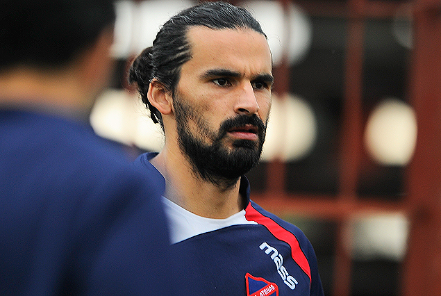 Michel Acosta marcó un gol en el 3:0 de Atenas a Liverpool. 