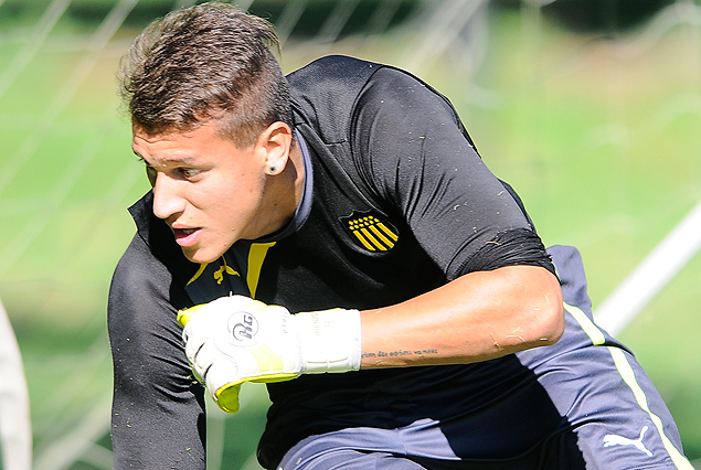 Washington Aguerre al arco el miércoles frente a River Plate. 