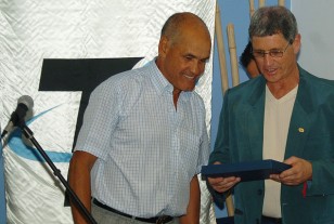 Ariel Longo como presidente de A.U.D.E.F  premia a Ricardo  Meroni en 2012.