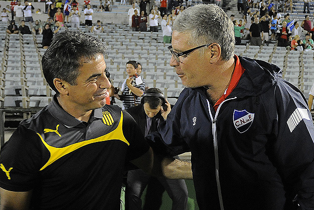 Pablo Bengoechea y Alvaro Gutiérrez en el saludo de los técnicos, ex compañeros en la Selección. 