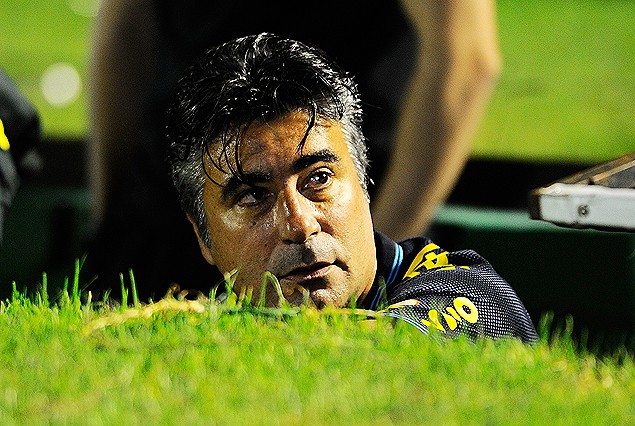 El técnico brasileño Alexander Gallo, expulsado, no acató la determinación del juez y no se marchó al vestuario. Por el contrario permaneció en la boca del túnel.
