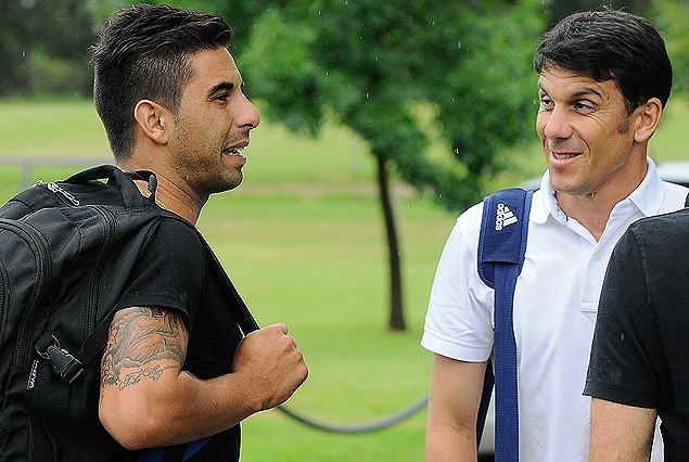 Maximiliano Barreiro es recibido por Mauricio Larriera en el complejo Arsuaga.