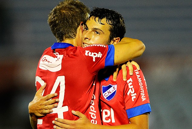 Iván Alonso, el artillero y su clásico número 24, en el abrazo de gol con Gonzalo Bueno. 