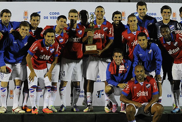El trofeo en manos de Diego Arismendi que disfruta de otro momento de alegría con sus compañeros. El verano fue tricolor.