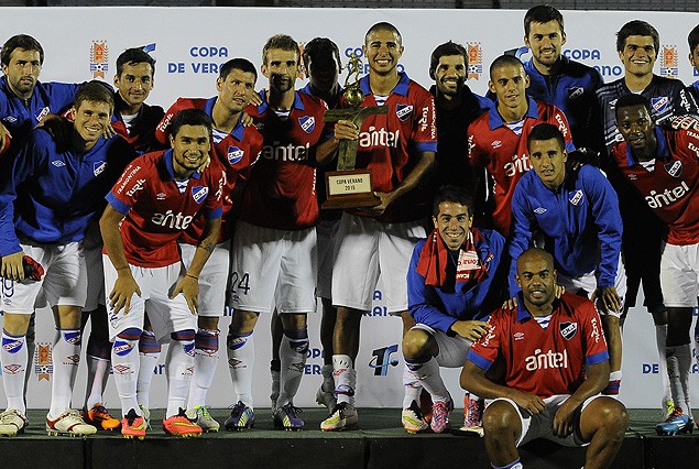 El trofeo en manos de Diego Arismendi que disfruta de otro momento de alegría con sus compañeros. El verano fue tricolor.