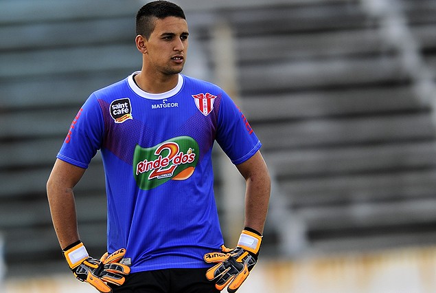 Carlos Techera golero de Villa Teresa en la mira de Wanderers.