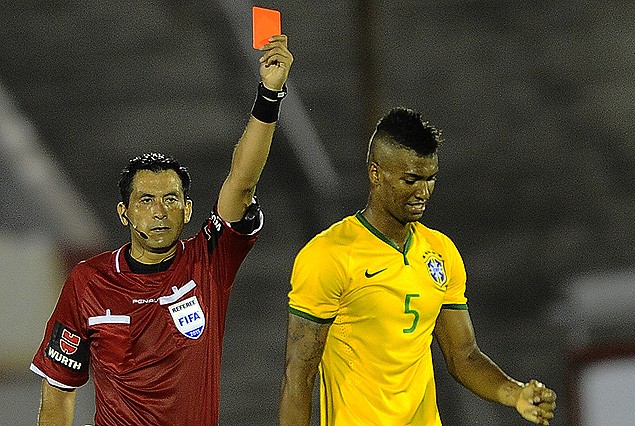 El árbitro chileno Bascuñán con la tarjeta roja en alto, el brasileño Wallace, expulsado se marcha de la cancha.  