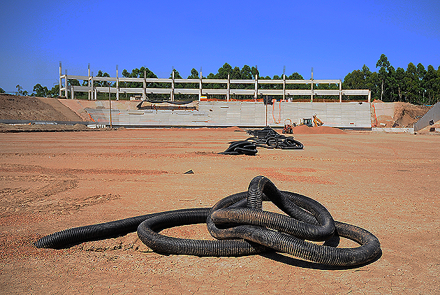 Los trabajos de drenaje en el campo en marcha, atras la Tribuna Amsterdam camino a ser terminada.