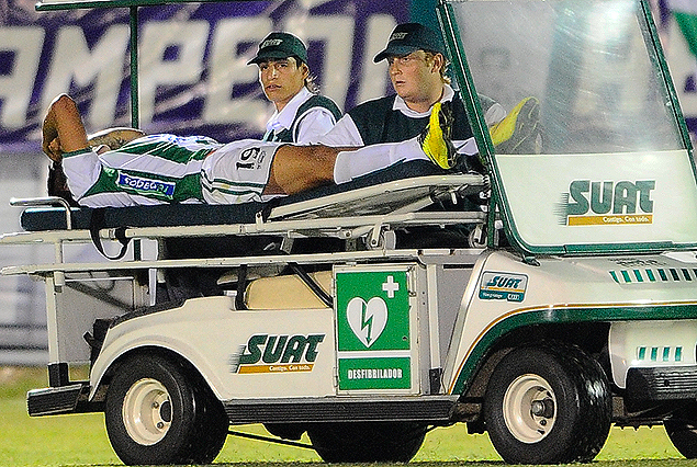 Gabriel Fernández en el momento que salió de la cancha; sufrió rotura de ligamento cruzado de rodilla.