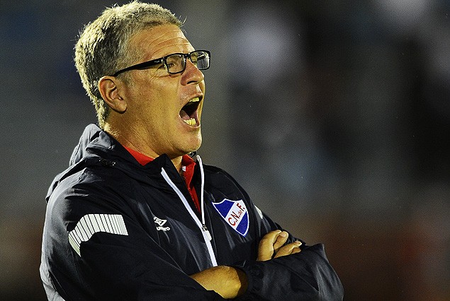 La voz de "canariote" de "l Guti" resuena fuerte, ahora desde la línea de cal, en su condición de entrenador de Nacional. En sus tiempos de jugadores, su inteligencia lo llevaba a que ese mismo tono, fuera utilizado con sus compañeros, para organizar el equipo desde su posición de "centrojás" de andar "trotón y de meter talón hacha", según definía Hugo Bagnulo a los jugadores de su estilo, tan característicos -en el pasado- en todos los grandes equipos uruguayos gloriosos.