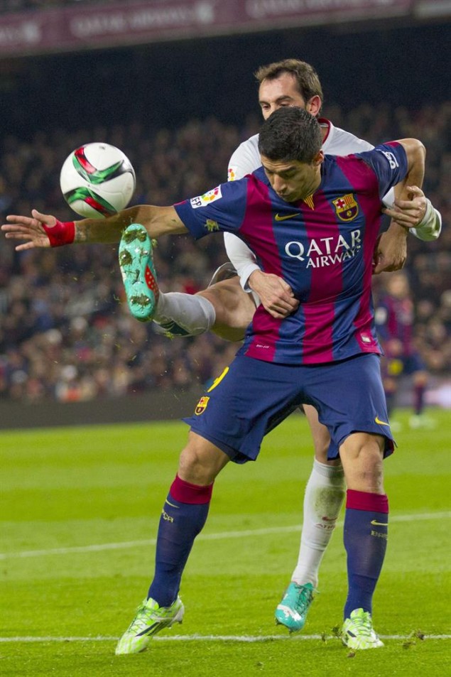 Godin marca a Suarez EFE