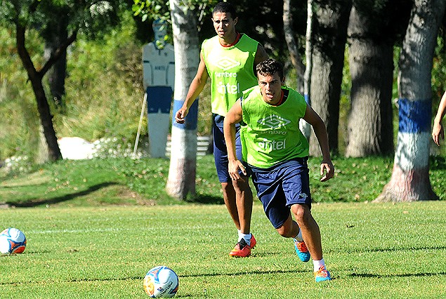 Gonzalo Bueno en el primer entrenamiento de Nacional del año junto a Diego Arismendi.