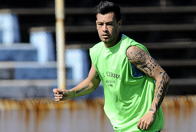 José Luis Tancredi, entrena con los de la Villa en Flores, mientras espera novedades desde Colombia.