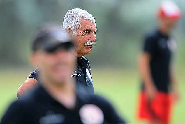 Manuel Keosseian, estampó la firma del contrato correspondiente.