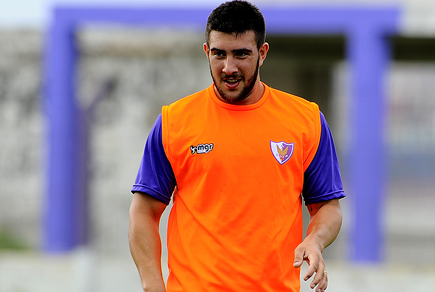 Lucas Cavallini en el ataque albivioleta.