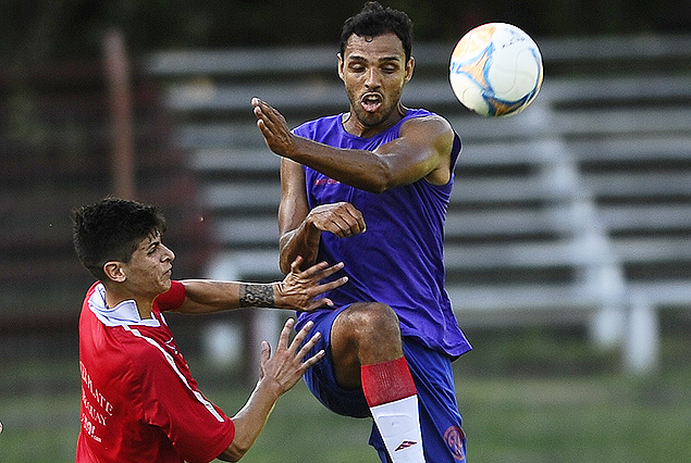 El darsenero Lucas Ruiz y el brasileño Anderson Silva en el mediocampo de los rojos. 