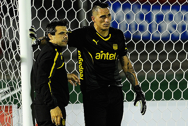 Pablo Migliore y el Dr. Horacio Decia en la cancha, antes de la salida del arquero en el entretiempo.