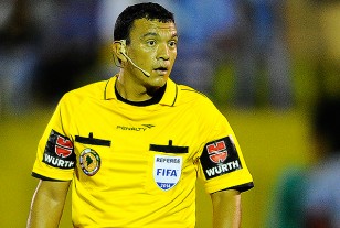 El árbitro boliviano Alejandro Mancilla.