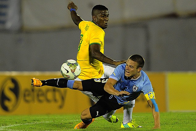 Nahitan Nandez vuelva fauleado por el brasileño Thalles.