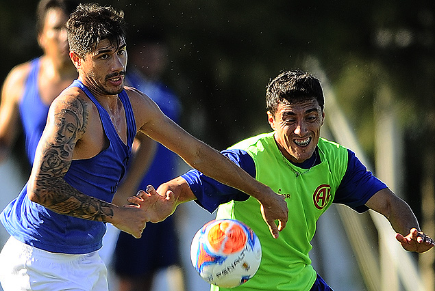 Enzo Pérez, en Juventud, en carrea con "Rulo" Varela, delantero de Rentistas, el miércoles  de fútbol en La Chacra.