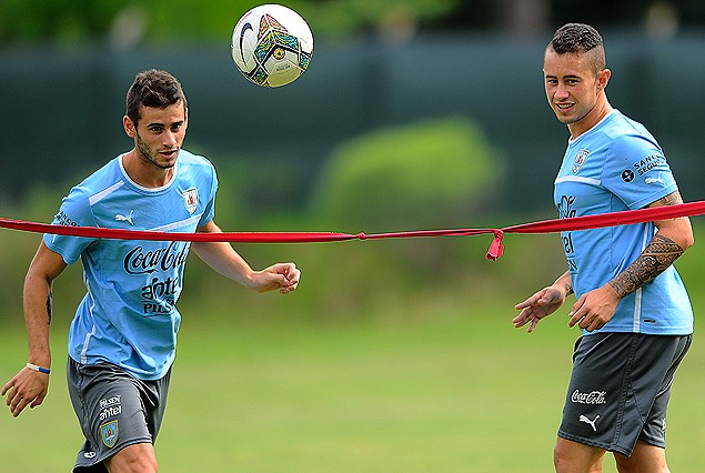 Gastón Pereiro y Rodrigo Amaral, con tarjeta amarilla y en "capilla".