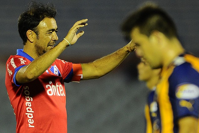 Alvaro Recoba, brazos arriba, celebra su sexto gol olímpico. Genio.