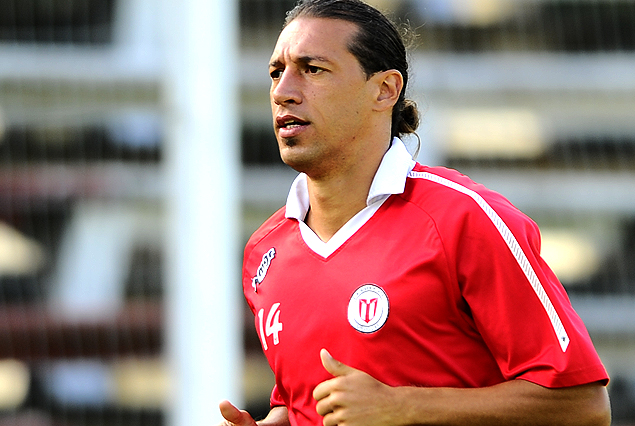 Richard Porta, muy cerca de la firma.