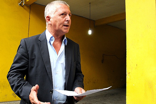 El consejero Rodolfo Catino, porta en su mano izquierda el comunicado oficial emitido por Peñarol. 