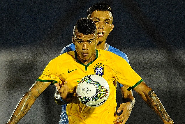 Mathías Suárez en la marca del brasileño Gabriel. “Brasil hizo tiempo”, remarcó el lateral uruguayo. 