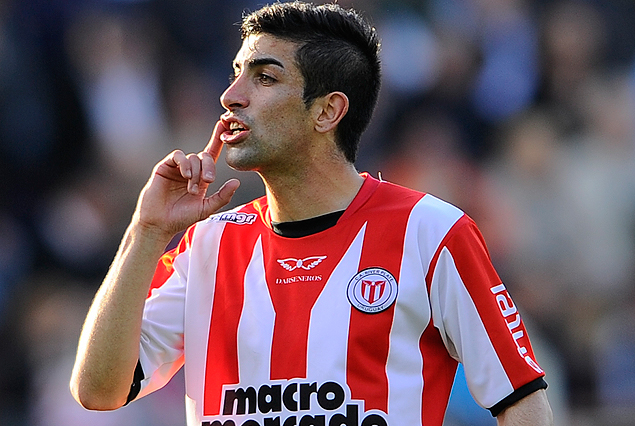 Michel Santos, uno de los futbolistas del plantel darsenero mas pretendido de acá y de afuera.