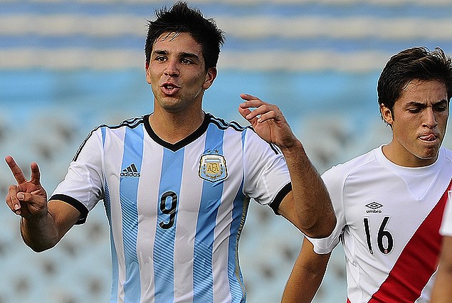 Giovanni simeone en el festejo de gol. 