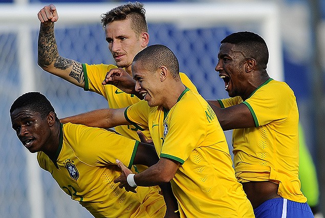 Festejo del primer gol de Brasil anotado por Yuri. 