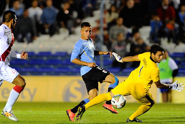 Franco Acosta define ante la salida del arquero peruano Carlos Grados y convierte el primer gol uruguayo.