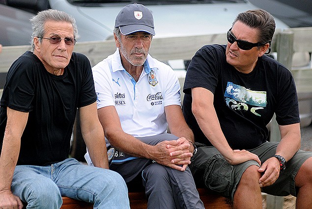Oscar Tabárez observando el partido junto al Profesor José Herrera y Fernando Parola.