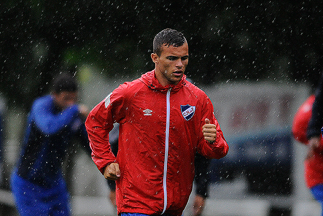 Cristian Tabo en su primer día en Los Céspedes, bajo lluvia, entrenó el refuerzo tricolor.