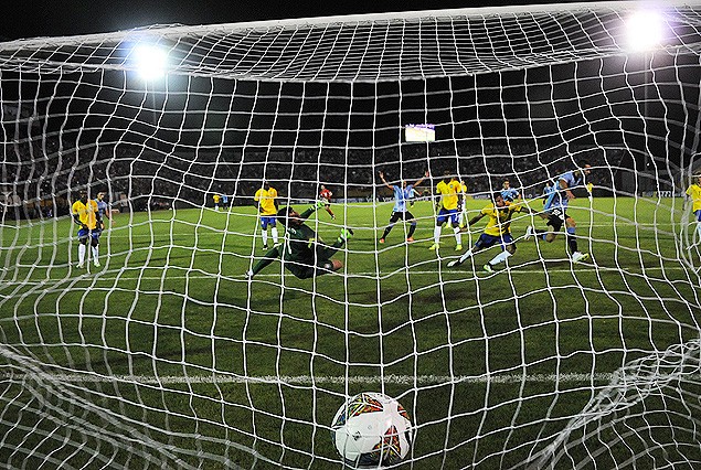 Primer gol uruguayo. La pelota explota en la red, el arquero brasileño vuela, Gastón Pereiro  ya conectó el cabezazo y comienza a festejar.