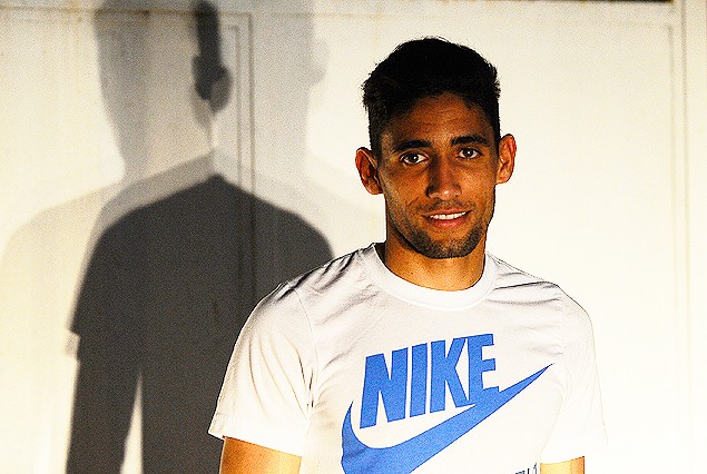 Jonathan Urretaviscaya, con nuevo look, de regreso en Montevideo.