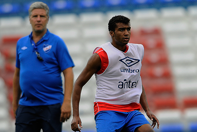Pablo Valim en plena acción en el entrenamiento, lo observa atentamente Alvaro Gutiérrez.