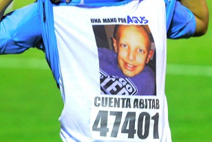Franco Acosta levantó la camiseta en gesto solidario pidiendo la colaboración para un niño. 