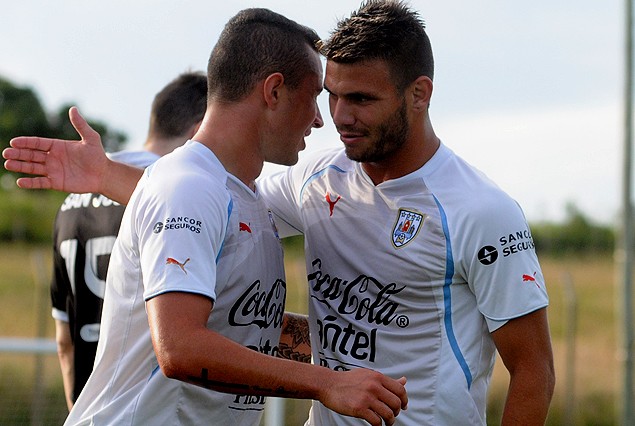 Rodrigo Amaral, que anotó el gol del triunfo,  recibe el saludo de Rodolfo Combe. 