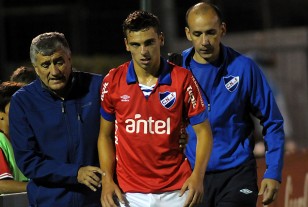 Gonzalo Bueno asistido por la sanidad se marcha del campo de juego.