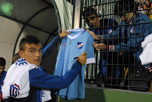 Cristian Tabó deja su firma en una camiseta por pedido expreso del pequeño hincha.