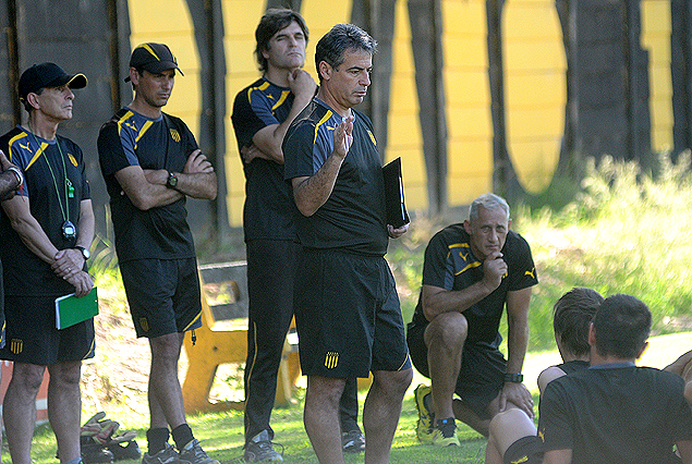 El nuevo cuerpo técnico asumiendo funciones.
