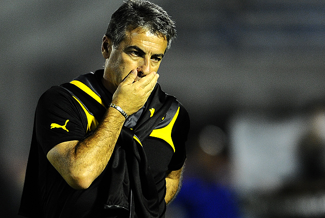 Pablo Bengoechea, el técnico de Peñarol, preocupado por la derrota.