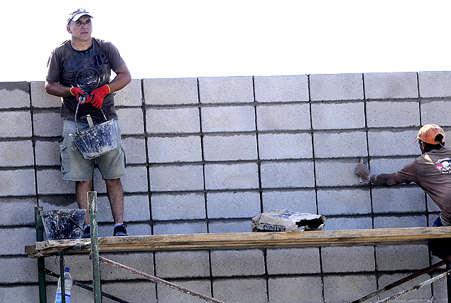 El trabajo en el muro de la Tribuna Paraguay del Estadio Luis Tróccoli.