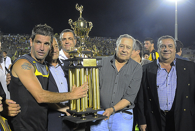 "Tony" Pacheco recibió la Copa Intendencia de Paysandú en el Estadio Artigas. 