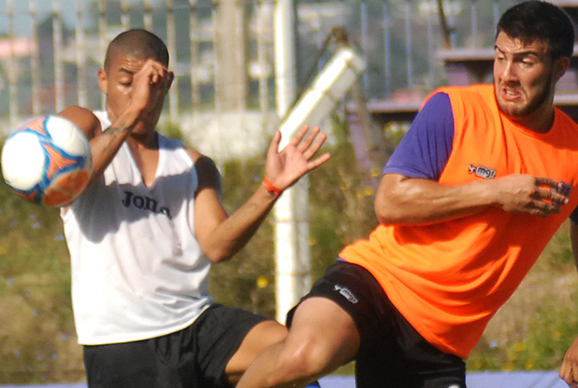 Lucas Cavallini al ataque en el albivioleta frente a Liverpool.