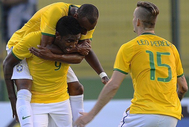 Thalles, con la camiseta número 9, en el centro del festejo del primer gol brasileño.